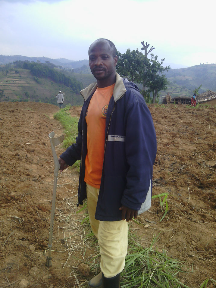 Muhamyangabo Gaspard, umwe mu bahawe amashanyarazi.