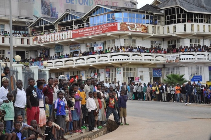 Abaturage baje kwihera ijisho mu mujyi wa Muhanga bari benshi.