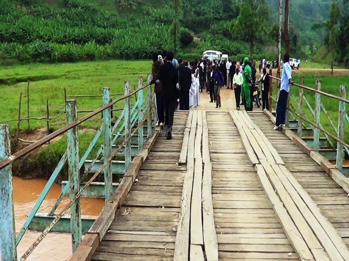 Ikiraro cya Bourgue gihuza Ngororero na Muhanga gishobora kuzatwarwa n'amazi kuko gishaje kandi kikaba kidasanwa.