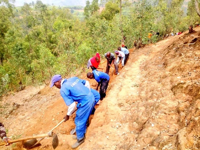 Abakora ubucukuzi ni bamwe mu bakomeje gufasha Akarere ka Muhanga kurwanya isuri