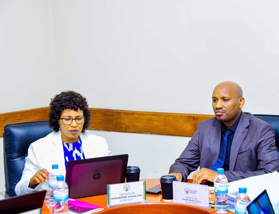Perezida w'Inama Njyanama y'Akarere ka Muhanga iburyo) Nshimiyimana Gilbert avuga ko amazi meza mu Mujyi wa muhanga ari umuhigo washyizwe imbere