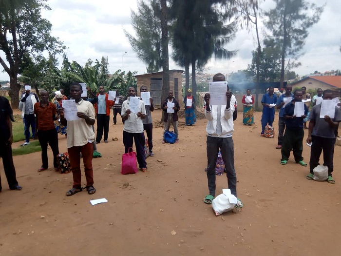 Abafunguwe bahawe impapuro zikubiyemo amabwiriza bazakurikiza