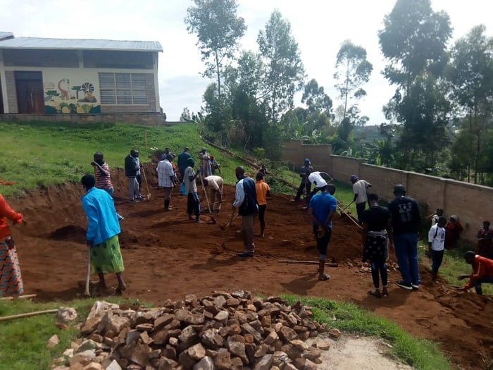 Ababyeyi batangiye umuganda wo gusiza ahazubakwa igikoni kuri GS Gitarama