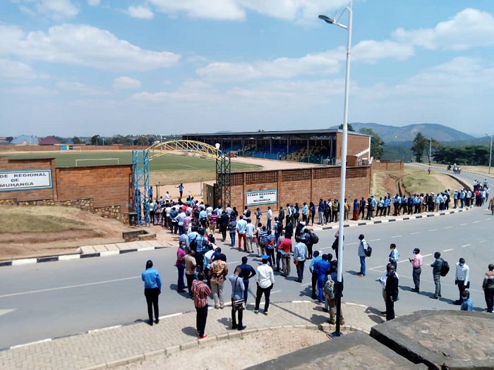 Mbere yo kwinjira muri Stade ya Muhanga aho bakoreye ibizamini babanzaga gupimwa umuriro