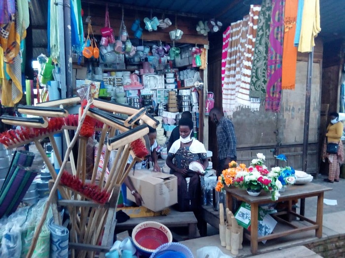 Abacururiza mu isoko bavuga ko bakwiye kubanyirizwa imisoro kuko bakora iminsi mike bubahiriza gahunda ya 50% by