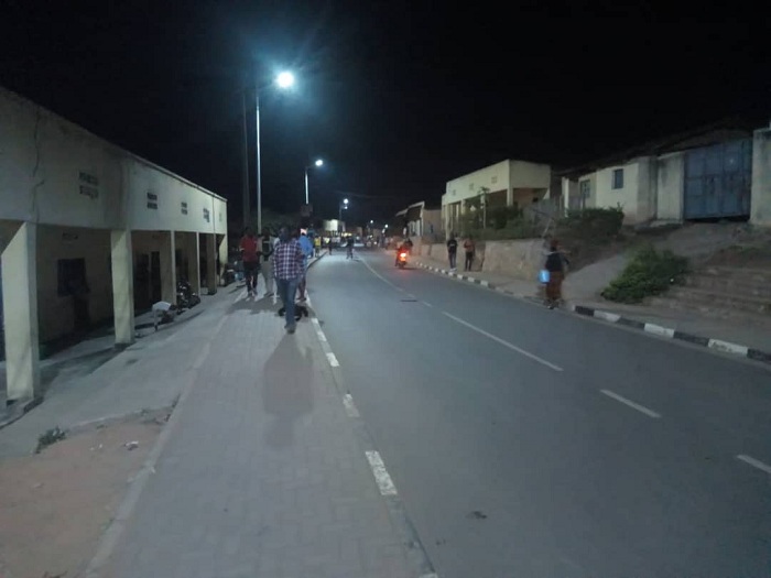Abantu bari benshi mu mihanda mbere gato ya saa moya