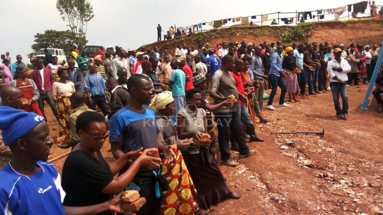 I Muhanga mu murenge wa Nyamabuye bakoze umuganda wo kubaka ibyumba by