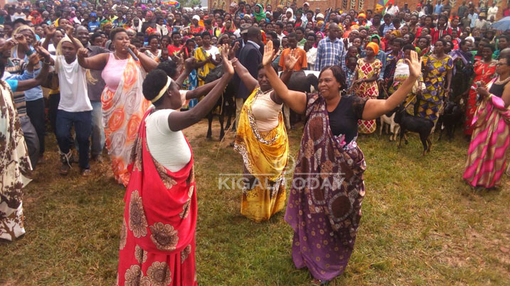 Hon. Emanuelie Mukanyabyenda na Mayor Uwamaliya babyinana n'abandi bagore