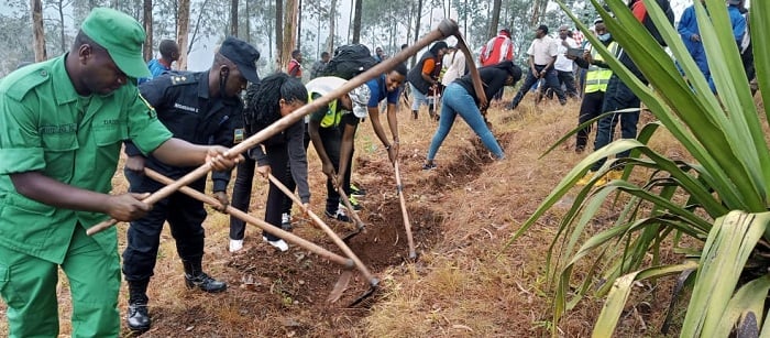 Miss Muheto yifatanyije n'abanyamusanze mu muganda rusange
