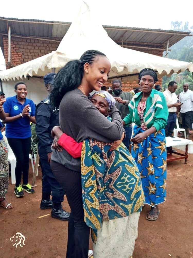Umukecuru ati Uraho mwana wanjye, ese na hano mu cyaro mujya muhagera!