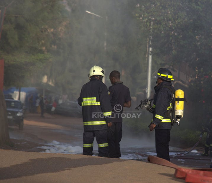 Polisi ishinzwe guhangana n'inkongi yahageze irimo guhangana nayo