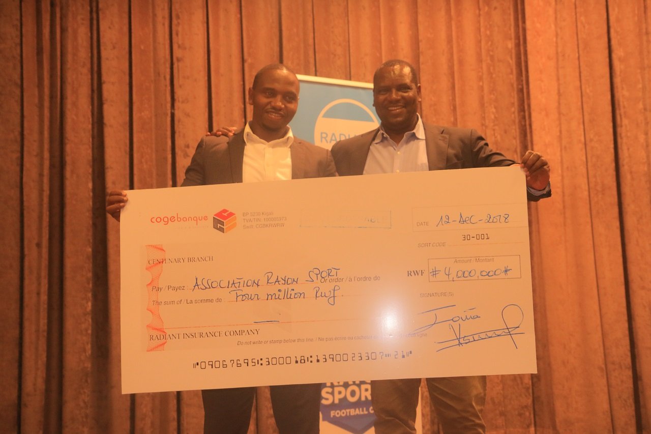 Muhire Jean Paul umubitsi wa Rayon Sports na Muhirwa Freddy Visi Perezida wa Rayon Sports, ubwo bashyikirizwaga Sheki ya Radiant
