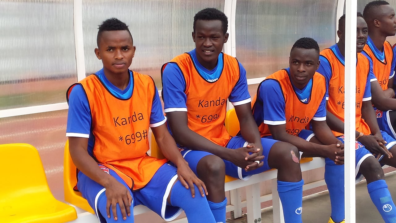Muhire Kevin (ubanza ibumoso) mu irushanwa Agaciro ryateguraga Shampiyona yari muri Rayon Sports