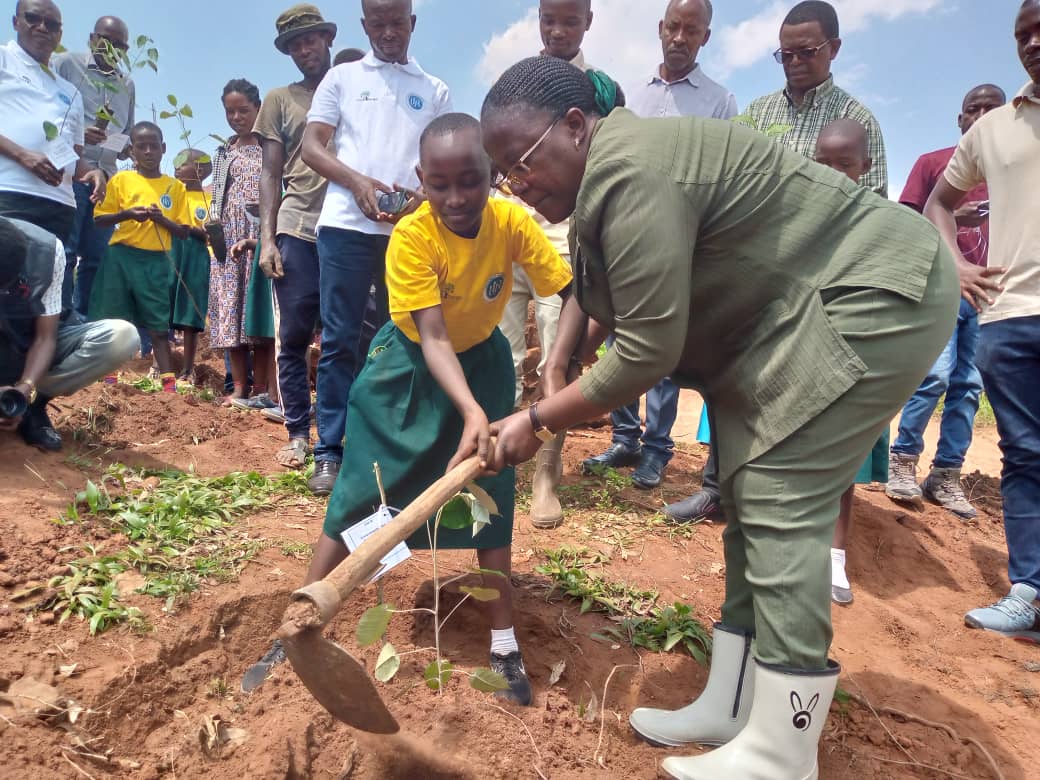 Dr Mujawamariya afatanya n'umwana gutera igiti