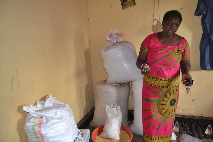 Mujawamariya avuga ko yaciwe intege no kujyana soya ye ku ruganda bakayigura ku mafaranga 400 bakamusaba kujya ayiha ba rwiyemezamirimo.