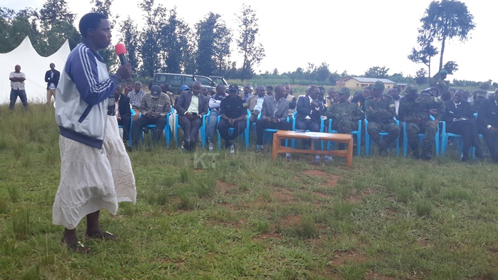 Abaturage batanze ubuhamya imbere y'abayobozi bw'ukuntu bafatanyirije hamwe kurwanya umuntu wari ubateye yitwaje imbunda.