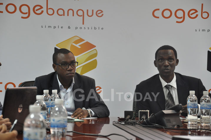 Mujyambere (wambaye amadarubindi), ushinzwe ubucuruzi muri Cogebanque, na Ruteramara Lucien ushinzwe ubucuruzi muri WASAC basobanura iby'ubwo bufafatanye.