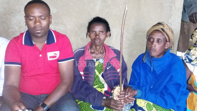 Mukabutera (wo hagati ufite inkoni n'inkuyo) yashimiye abamotari bamutekerejeho bakaba bamufashishe bwa kabiri 