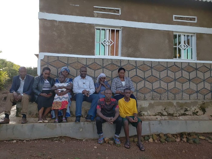 Mukagahunde n'umuryango we bashyikirijwe inzu n'ubuyobozi bw'ibitaro bya Nyagatare n'Umuyobozi w'Akarere wungirije ushinzwe imibereho myiza y'abaturage