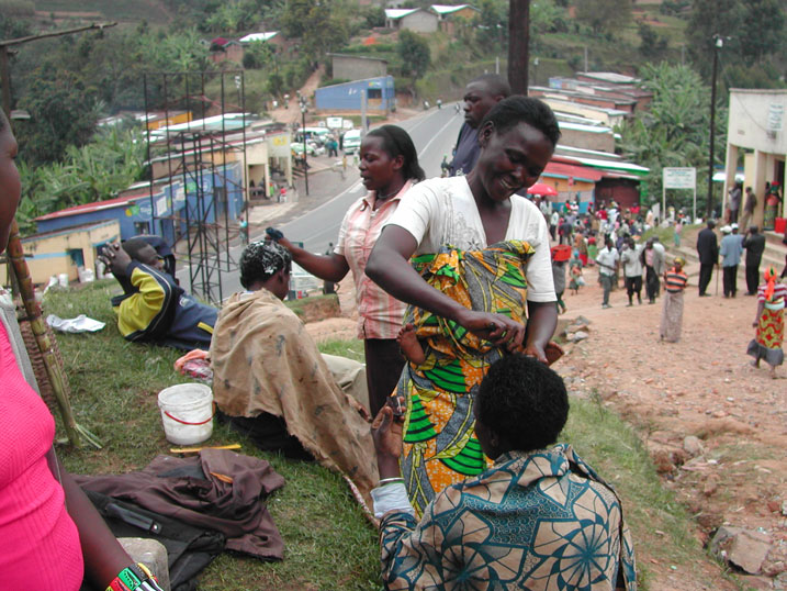 Abaturage bavuga ko bamaze kumenya akamaro ko kwigira kuko bituma bashobora kwikemurira bimwe mu bibazo ntawe bategeye amaboko.