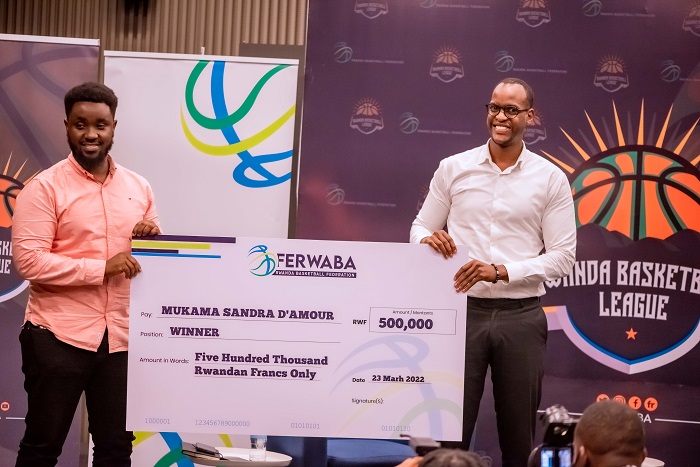Mukama Sandra d'Amour yahembwe na FERWABA nk'uwahize abandi mu gushushanya ikirango gishya
