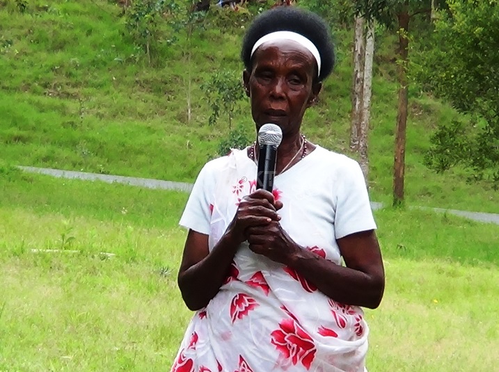 Mukambaraga avuga ko yababariye abamwiciye kandi akarera imfubyi atitaye ku nkooko yazo kubera kwihangana no kureba kure mu buzima.