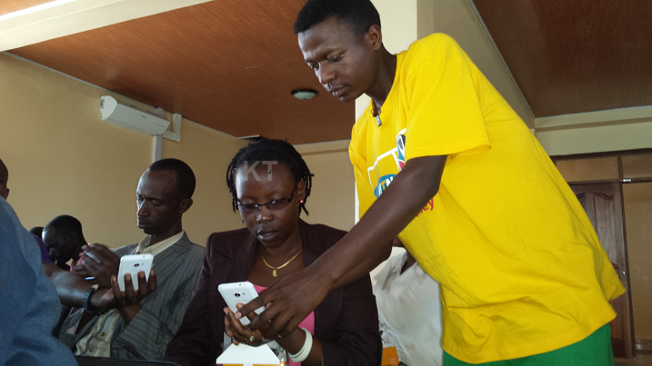 Mukamfizi Regine nyuma yo guhabwa telefoni bamwereka uko ikora