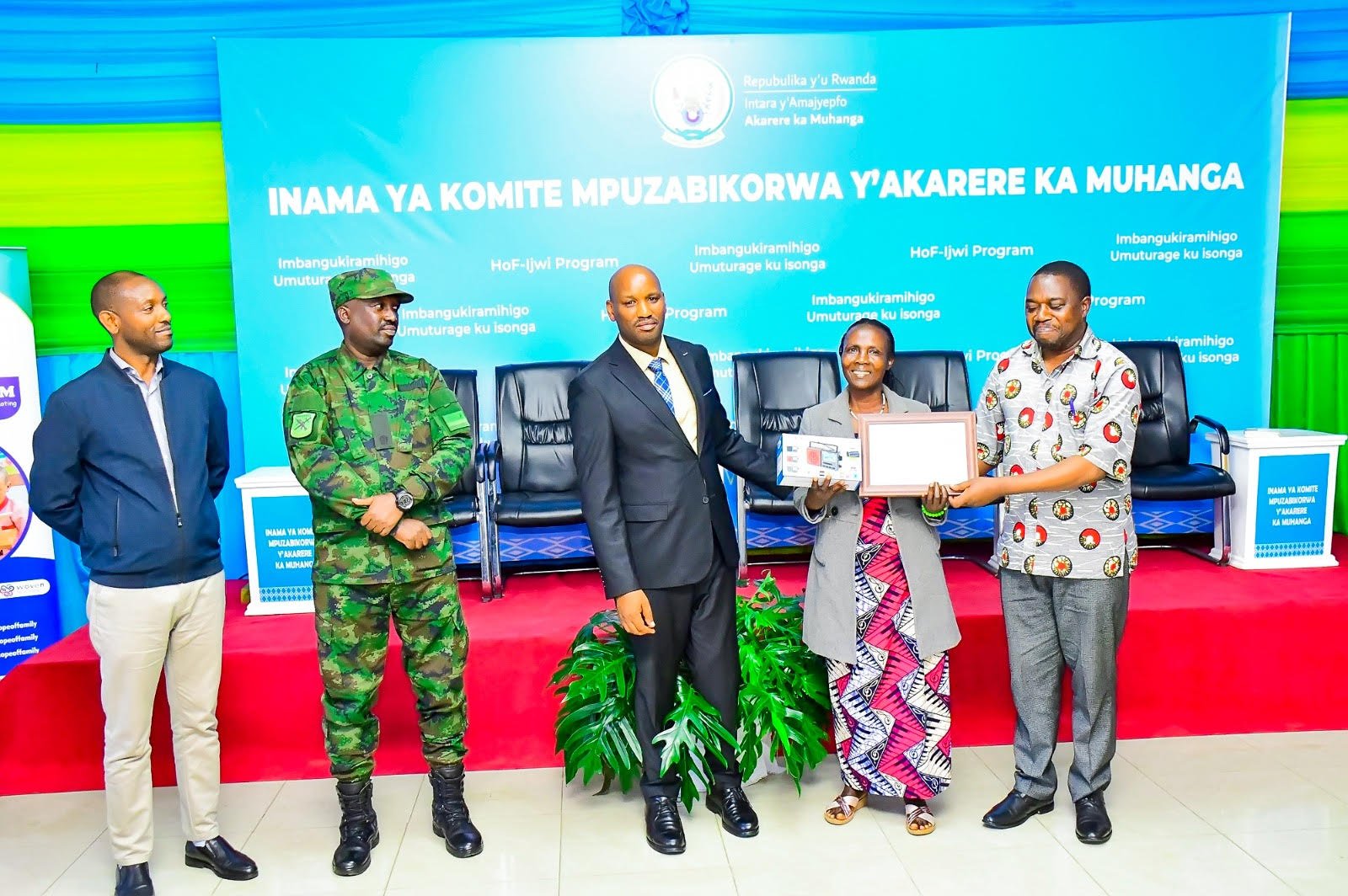 Mukamusoni ashyikirizwa radio y'icyemezo cy'ishimwe