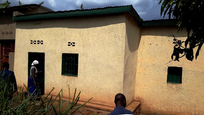 Mukandahinyuka urera umwana utari uwo yabyaye, avuga ko mbere yo guhugurwa na SOS yateraga uwo mwana ibikomere biruta ibyo yatewe no kutagira umuryango