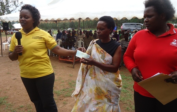 Mukankwaya Donatille ashyikirizwa Check nk'umugore witeje imbere.