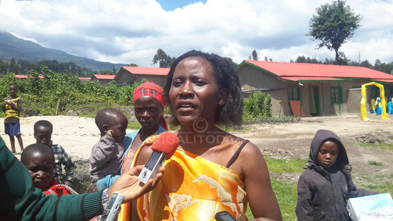Mukanoheri Béatrice avuga ko abakuwe mu manegeka ubu batujwe mu nzu z'icyerekezo 
