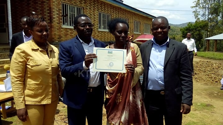 Mukantabana Antoinette umwarimu wabaye indashikirwa yabiherewe impamyabushobozi.