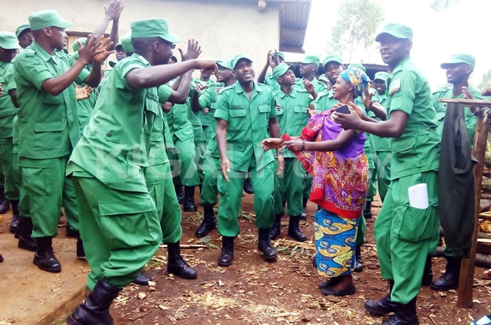 Mukantabana yishimye acinyana akadiho n'aba DASSO.
