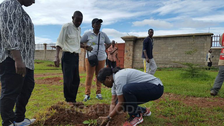 Mukaruliza Monique, umuyobozi w'umujyi wa Kigali yifatanyije n'abanyakigali mu muganda wo gutera ibiti