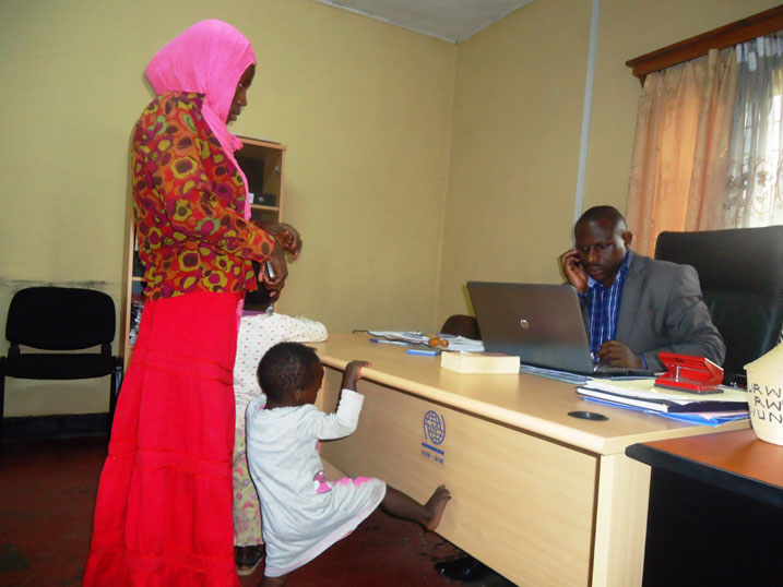 Mukarushema n'abana be babiri umugabo yamutanye asobanurira umuyobozi wungirije w'akarere ka Nyabihu ikibazo cye.