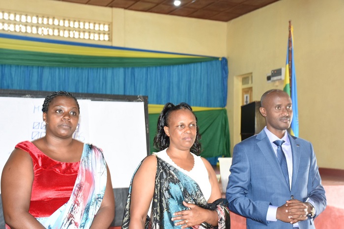 Mukarutesi Vestine (hagati) yatorewe kuba Mayor, Niragire Theophille iburyo, na Mukase Valentine ibumoso