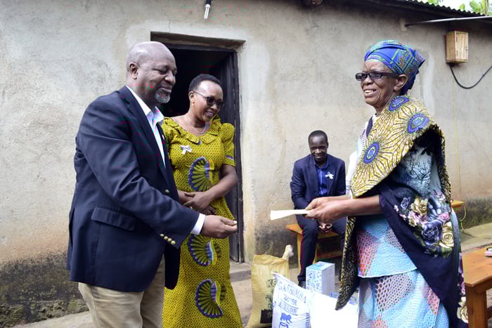 Mukaruzamba yanashyikirijwe ibahasha irimo inkunga