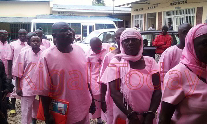 Mukashyaka wambaye amapingu unitwikiriye mu mutwe niwe ushinjwa kwinjiza abandi mu gukorana na FDLR.