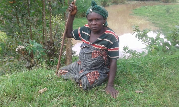 Karimutumye ababazwa no gucana ibibingo kugira ngo abone kandi urugomero rwubatswe mu isambu ye