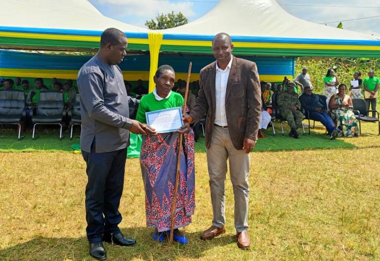 Mukecuru Anatolie Nyiramukondo yahawe impamyabushobozi ypo kwiuta ku cyayi neza, anashishikarizwa gukomereza aho