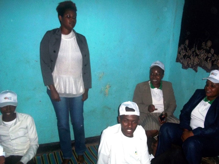 Uwamahoro Sophie (uhagaze) yasuwe n'abagize umuryango nyarwanda wita ku iterambere ry'umuturage (CDN). 