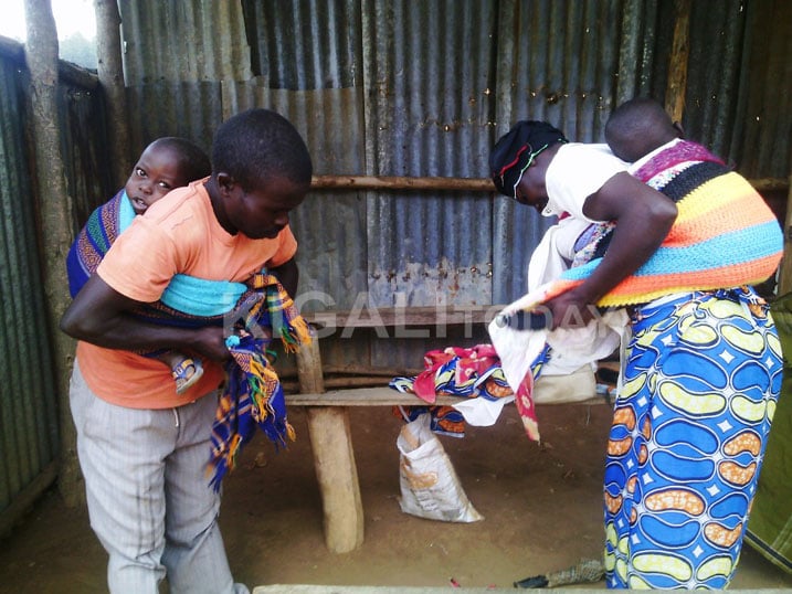Mukibi n'umugore we baheka abana. 