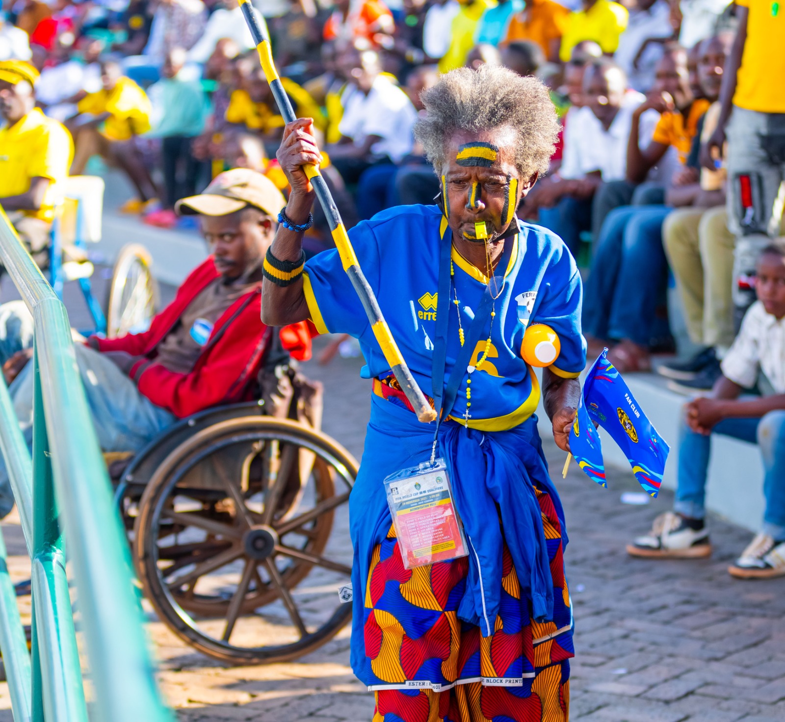 Mukecuru Mukanemeye Madeleine uzwi nka Mama Mukura ari mu bafana ba Mukura VS bari muri sitade batahanye agahinda