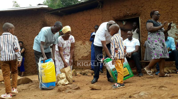 Umuryango wa Mukulira wanashyikirijwe n'ubundi bufasha bwo kubahumuriza muri ibi bihe byo kwibuka