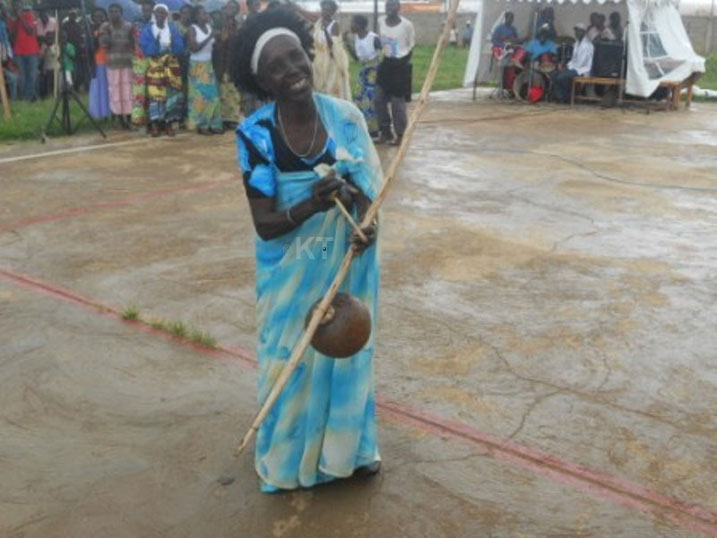 Nubwo ashaje kandi akaba afite ubumuga, acuranga umuduri agasususrutsa ibirori.