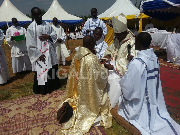 Mgr Philippe Rukamba ni we wamuhaye ubupadiri anamuha inkongoro ndetse n