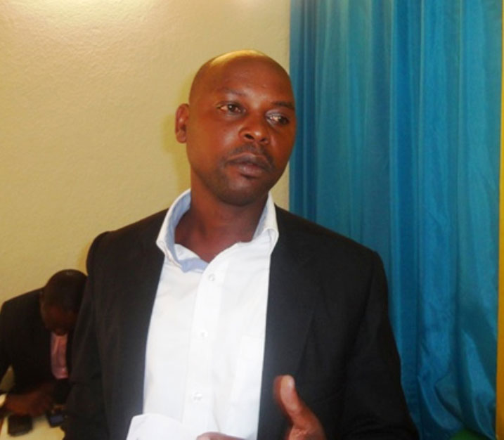 Munyabega avuga ko ibibazo bafite byatewe n'abayobozi bakoreshaga inyandiko zidafututse mu kunyereza amafaranga.