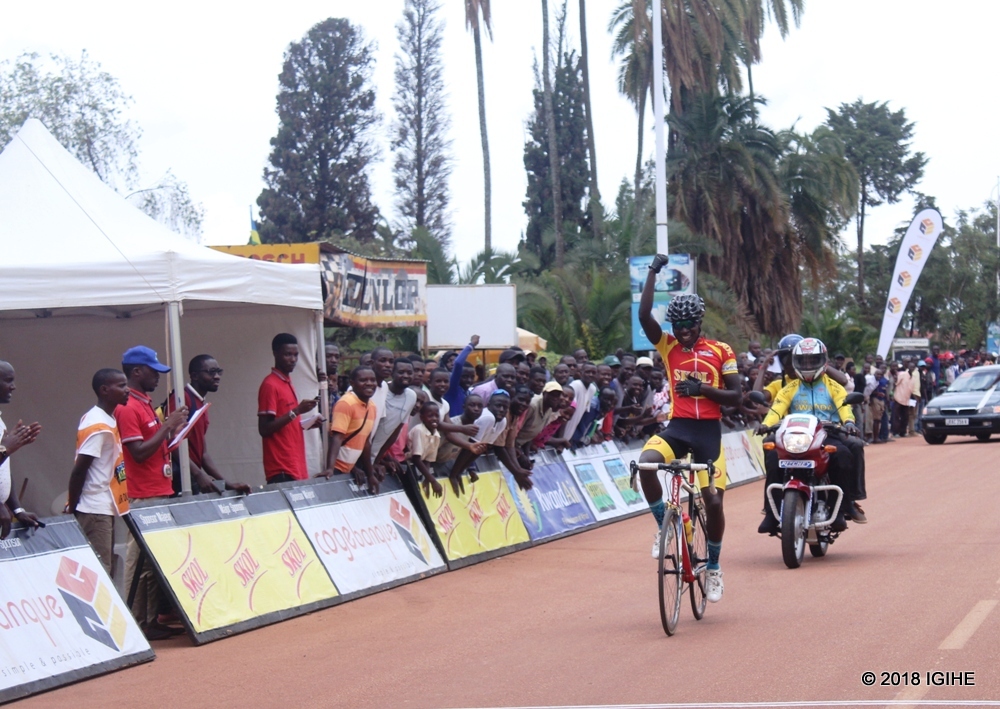Munyaneza Didier yishimira kwegukana isiganwa "Memorial Byemayire" ryatangizaga Rwanda Cycling Cup