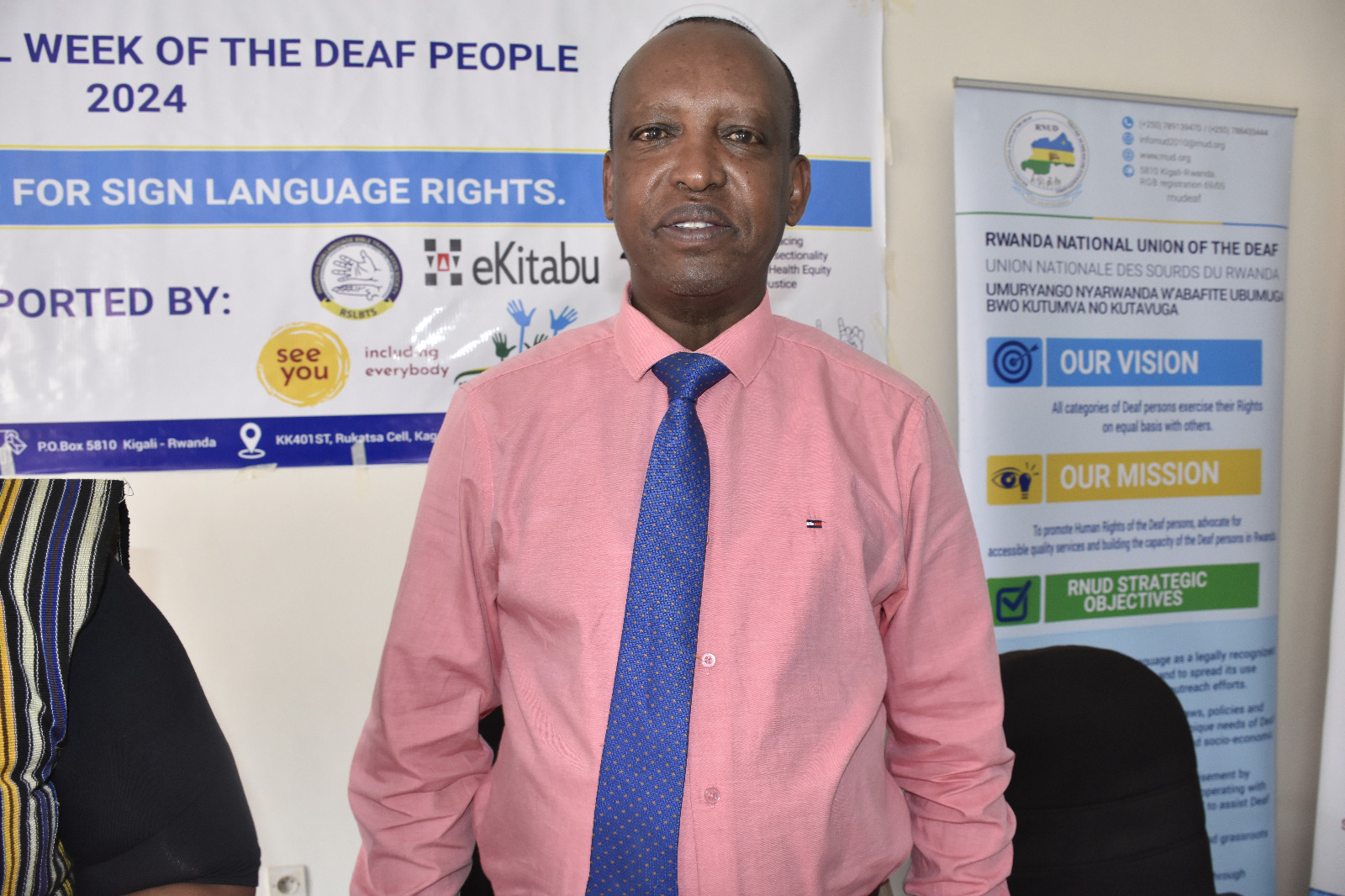 Umuyobozi Mukuru w'Umuryango nyarwanda w'abantu bafite ubumuga bwo kutumva no kutavuga (RNUD), Augustin Munyangeyo, asanga Leta ikwiye gushyira ingufu nyinshi mu gufasha abantu kumenya ururimi rw'amarenga kuko byakoroshya imitangire ya serivisi abafite ubwo bumuga bakenera