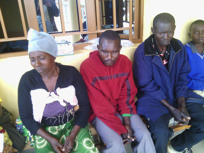 Munyazikwiye Daniel (wambaye umupira w'umutuku) avuga ko n'abanyweye ku bushera bwasigaye iwe nabo barwaye.